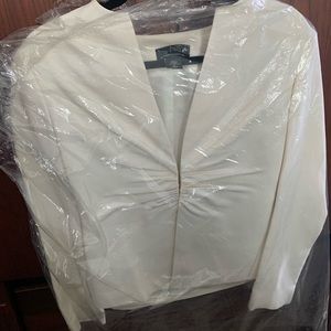 Cream color blazer, sit just above the hips. Ruched mid center.